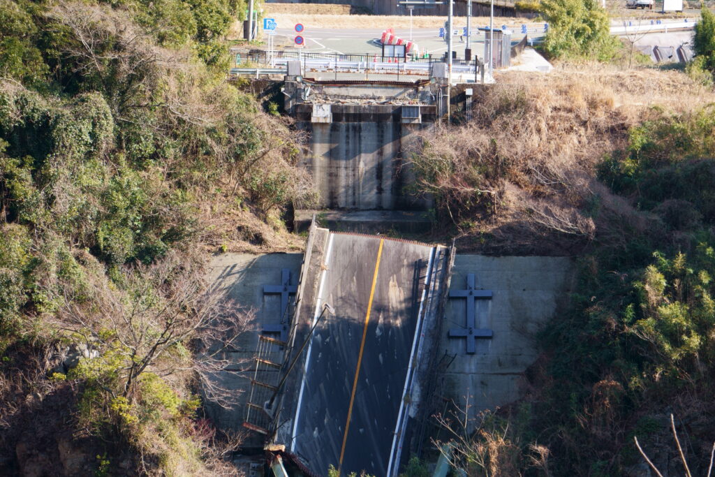 地震で崩落した旧阿蘇大橋