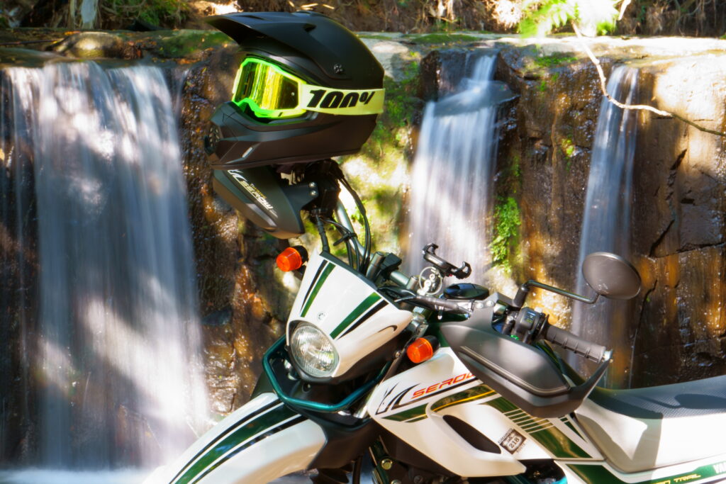 釘の花の滝とバイク